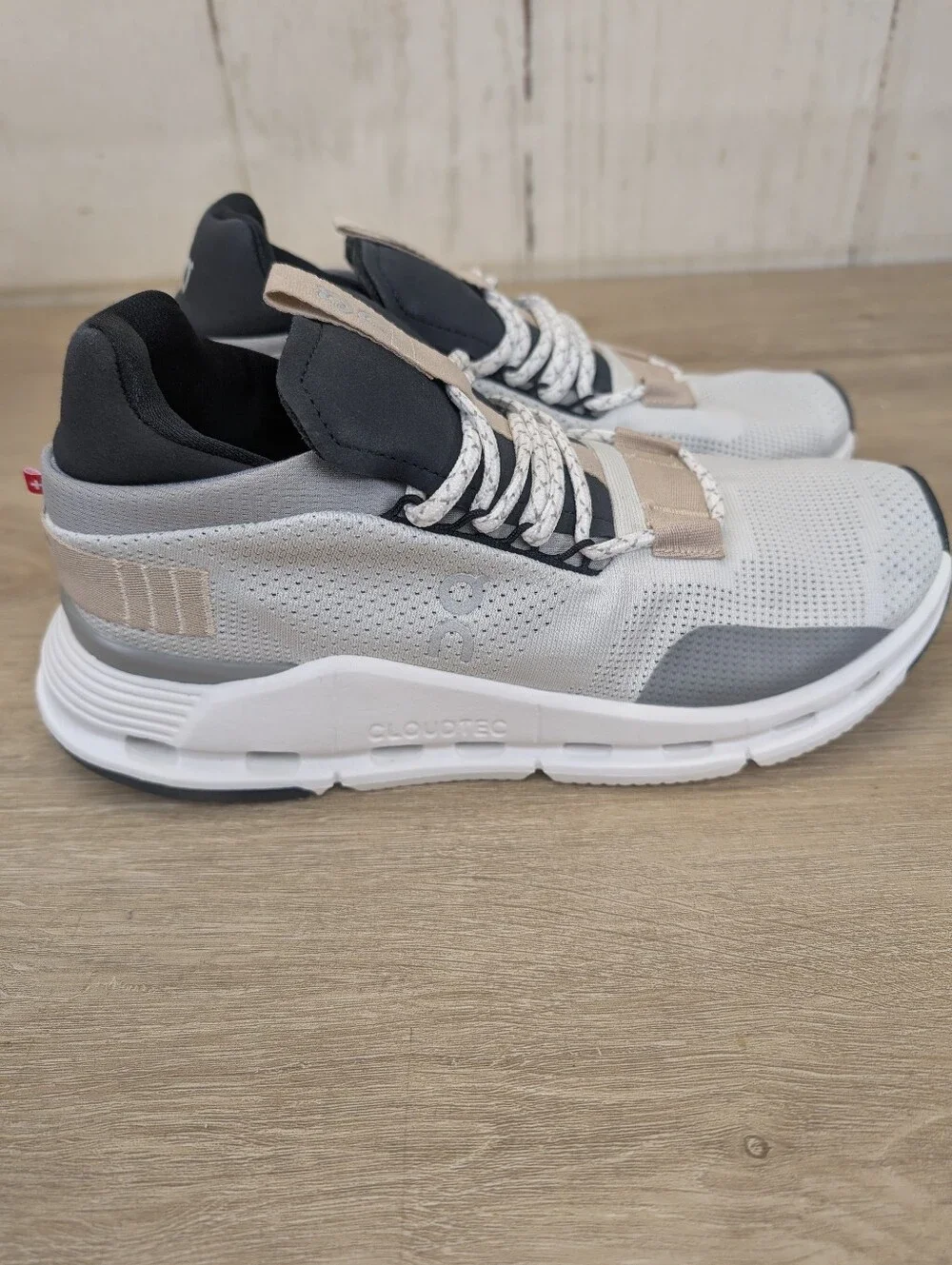 OnCloud Cloudnova Mens Size 7  Silver & Black Brand New